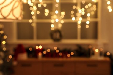 Klozet ve gece parıldayan Noel ışıklarıyla oturma odasının bulanık görüntüsü