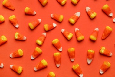 Renkli arkaplanda lezzetli Cadılar Bayramı şekerli mısır kompozisyonu