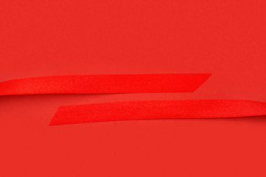 Kırmızı arkaplanda saten kurdeleler