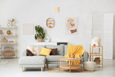 Kanepeli, masalı ve güvenli bir oturma odası.