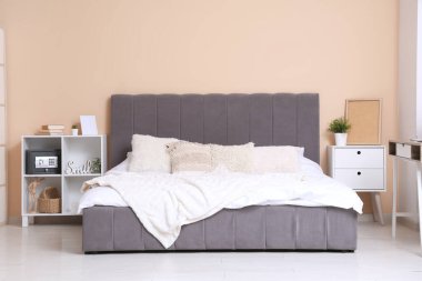 Yatak odasının içi, rafta güvenli.