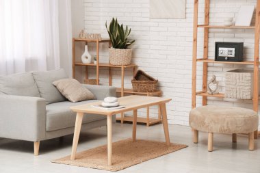 Oturma odasının içinde, koltuğu, masası ve modern kasası rafta.