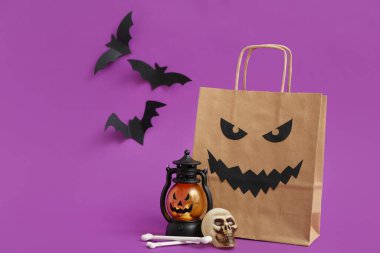 Renkli arkaplanda Cadılar Bayramı için kağıt alışveriş torbası ve dekorasyonlu kompozisyon