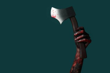 Yeşil arka planda baltalı zombi eli. Cadılar Bayramı