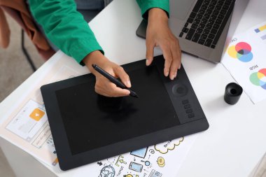 Ofiste grafik tabletli kadın web tasarımcısı çizimi, yakın plan