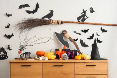 Cadılar Bayramı süslemeleri ve hediye kutuları olan ahşap dolap oturma odasında.