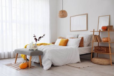 Balkabaklı, banklı ve raf üniteli hafif yatak odasının içi.