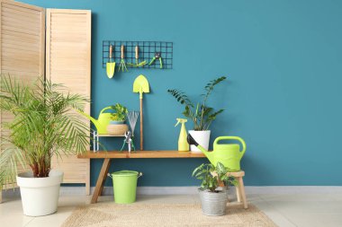 Bahçe aletleri, bank ve raptiyeli atölyenin içi