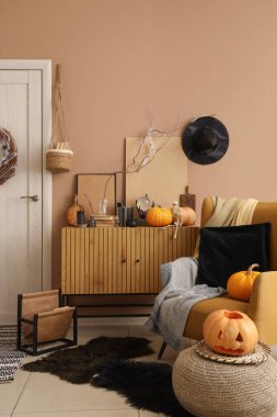 Cadılar Bayramı için dekore edilen salon kapısı, çekmecesi ve koltuğu.