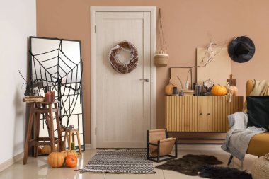 Cadılar Bayramı için salon kapısı, çekmecesi ve aynası ile dekore edilmiş.