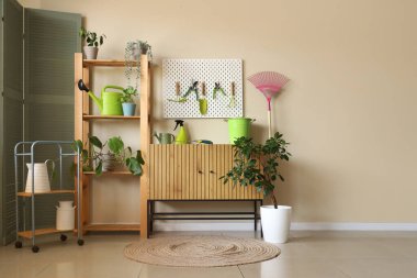 Bahçe aletleri, tahta ve bitkilerle dolu atölyenin içi