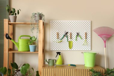 Bahçe aletleri, tahta ve bitkilerle dolu atölyenin içi