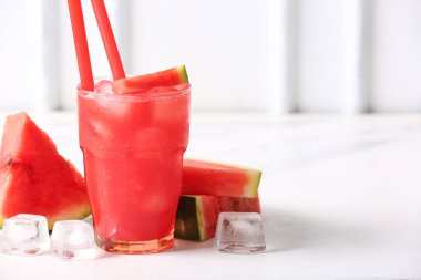 Masada bir bardak taze karpuz.