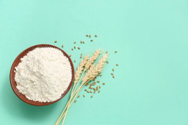 Kasede buğday unu ve turkuaz arka planda dikenler.