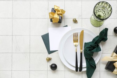 Beyaz fayanslı Noel kutlaması için güzel bir masa.