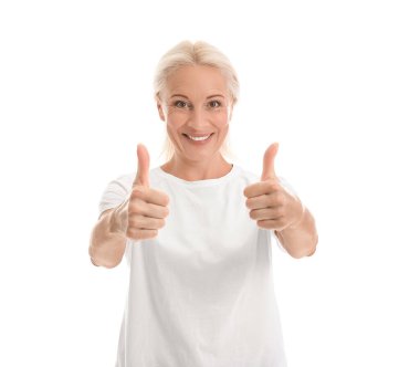 Beyaz arkaplanda onay gösteren olgun kadın