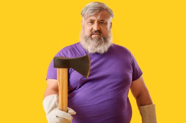 Turuncu arka planda baltası olan olgun oduncu portresi