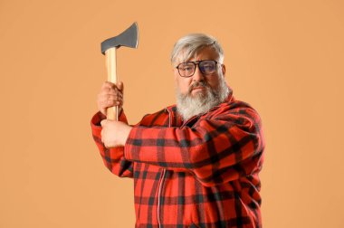 Bej arka planda baltası olan olgun oduncunun portresi