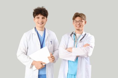 Diz üstü bilgisayarı olan erkek stajyerler.