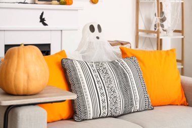 Cadılar Bayramı için dekore edilmiş minderli ve hayaletli kanepeler.