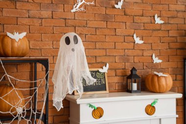 Cadılar Bayramı için dekore edilmiş bir hayalet oturma odasında asılı.