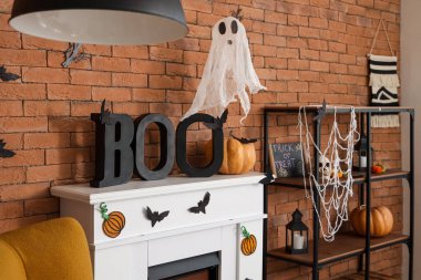 Hayalet ve Cadılar Bayramı balkabağı salonda şöminenin üstünde