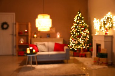 Geceleri Noel ağacının yanında kanepesi, şöminesi ve hediye kutuları olan rahat oturma odasının içi bulanık.