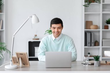 Delikanlının evde iş görüşmesi var.