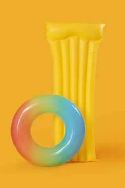 Sarı arka planda şişme yatak ve halka.