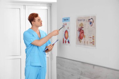 Üniversitede okuyan erkek tıp öğrencisi.