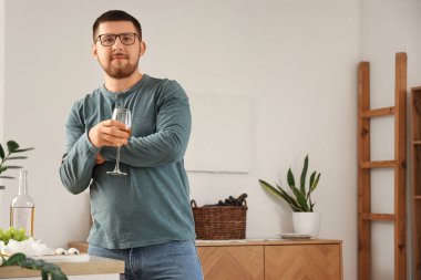 Genç şarap garsonu mutfakta bir bardak şarapla