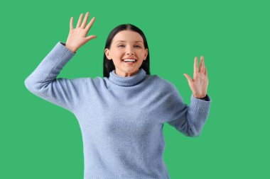 yeşil zemin üzerine genç kadın