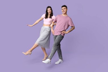 Leylak arka planda dans eden mutlu genç çift