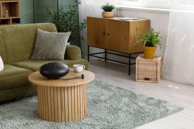 Masada kanepe ve glukofon olan oturma odasının içinde.