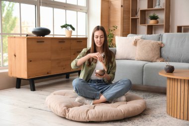 Tibet şarkı kasesi olan genç bir kadın.