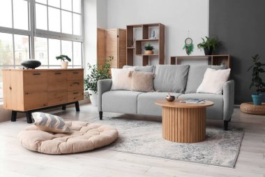 Kanepe, glukofon ve Tibet şarkı kasesi olan rahat bir oturma odası.