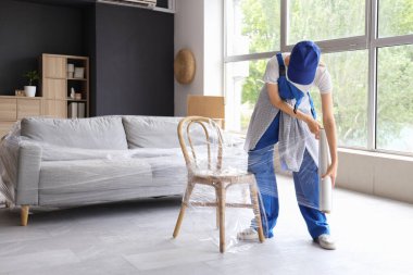 Odada streç film olan kadın işçi koltuğu.