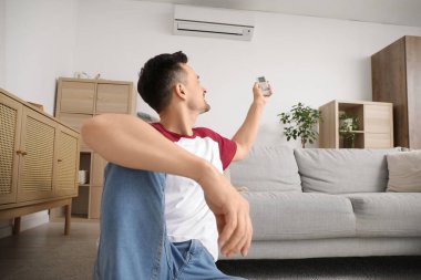 Evdeki klimayı açan yakışıklı adam.