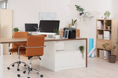 İş yeri, fabrika ve rüzgar türbini modelli mühendislik bürosu.