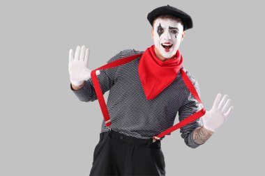 Gri arkaplanda erkek pandomimisti