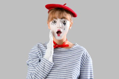 Gri arkaplanda kadın pandomimisti