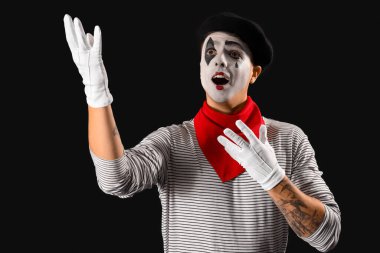 Siyah arkaplanda erkek pandomimisti