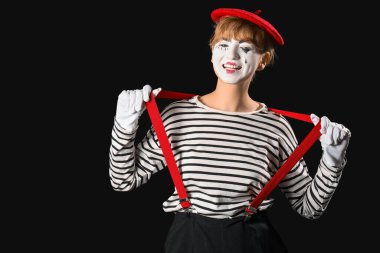 Siyah arka planda kadın pandomimist