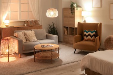 Akşamları rahat koltuğu ve kanepesi olan şık bir yatak odası.