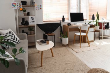 Masası, modern bilgisayarı ve sehpası olan güzel bir ofis. Fotoğrafçı iş yeri konsepti
