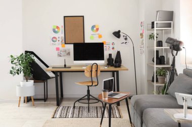 İş yeri, modern bilgisayar ve fotoğrafçı aletleri olan güzel bir ofis.