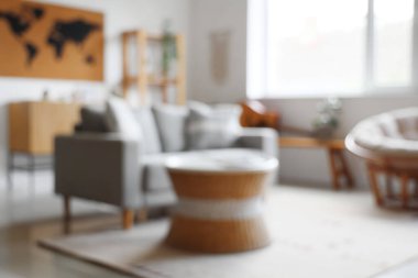 Beyaz duvarda kanepe, masa ve dünya haritası olan oturma odasının bulanık görüntüsü