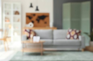 Oturma odası, kanepe ve beyaz duvarın yanındaki dünya haritası.