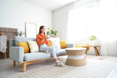 genç ve güzel kadın evde çay içme