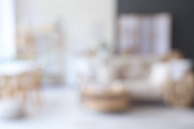 Kanepesi ve masası bulanık, modern aydınlık oturma odasının içi.